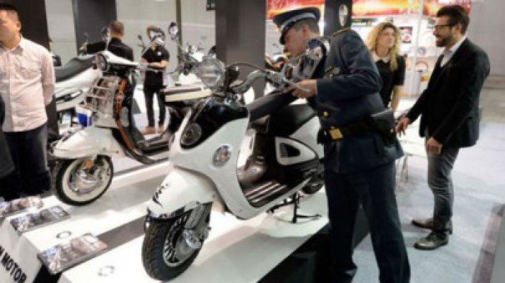 Poliţia a confiscat scutere chinezeşti plagiate chiar la expoziţia moto!